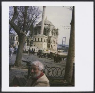 Wolfram Siebeck vor der Ortaköy-Moschee in Istanbul