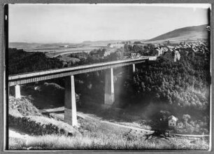 Blick auf Saalburg und die neu erbaute Brücke