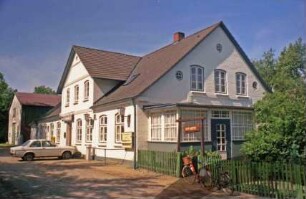 Allee 18: Landgasthof "Zum Fasanenhof": traufständige Straßenfront mit Zwerchgiebel, Eingangstür, darüber Wirtshausschild: Giebelseite mit Wintergarten, Gartentür: vorne rechts Eingang zum Garten: hinten links Nebengebäude