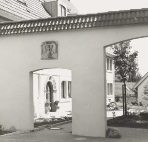 Toranlage mit Hauszeichen