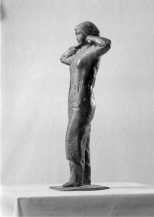 Mädchen mit Kopftuch : Mädchen mit Kopftuch. Bronze (vor 1961; W. Arnold)