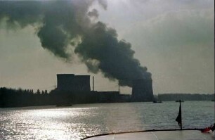 Biblis: Dampfwolke des Atomkraftwerks, Gegenlicht von Norden