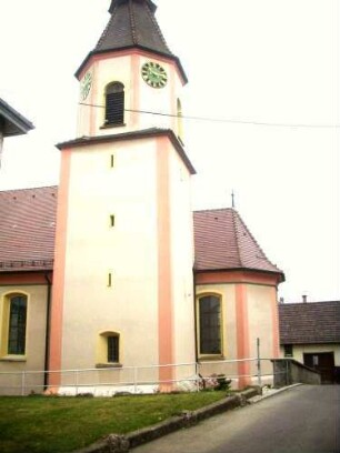 Ansicht von Südosten mit Kirche (Kirchturm Frühgotisch - Langhaus im 18 Jh neu erbaut) in ehemaligem Kirchhof (im 18 Jh als Begräbnisplatz aufgegeben und entfestigt)