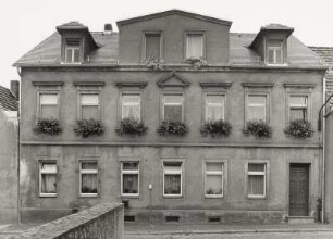 Radeburg, Wohnhaus : Radeburg. Wohnhaus. Carolinstraße 17. Um 1860/1870. Straßenfront
