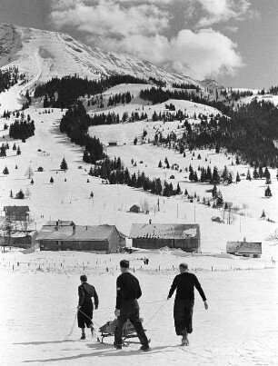 Skihang und Spaziergänger (vielleicht in den Allgäuer Alpen)