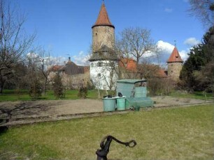 Stadtbefestigung-Ansicht im Südosten - Eichelseeturm (15 Jh) mit vorgelagertem Halbrondellturm (16 Jh) und anschließender Stadtmauer über Stadtgrabenvorfeld von Südosten