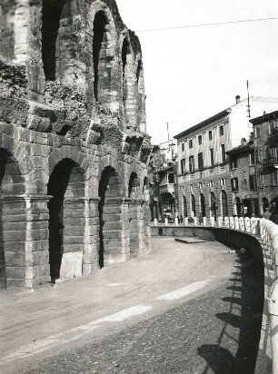 Verona. Piazza Brà. Arkaden des römischen Amphitheaters