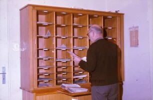Stormarnhaus: Poststelle: Mitarbeiter sortiert Post ein