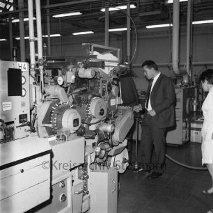 British American Tobacco Company GmbH B.A.T.: Beimoorweg: Zigarettenfabrik: Tag der offenen Tür: Innenaufnahme: Maschine zur vollautomatischen Zigarettenherstellung und Befilterung