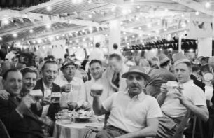 Bordleben Milwaukee. Bordfest. Festsaal mit Gruppe von Biertrinkern