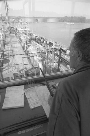 Arbeitsbetrieb im Ölhafen Karlsruhe
