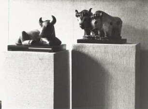 Zwei Stiere : Zwei Tierstatuetten "Stiere" auf Podesten