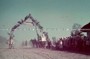 Freundlicher Empfang der Wehrmacht in einem Dorf in der Ukraine