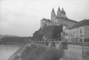 Melk: Stift, von der Straße
