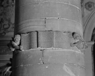Säulenschaft mit Putti, die eine Inschrift tragen