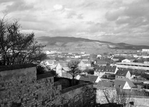 Breisach: Blick vom Münsterplatz über Breisach zum Kaiserstuhl