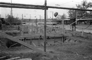 Bau eines Zierbrunnens am Albtalbahnhof.