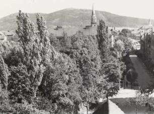 Löbau : Löbau. Äußere Bautzner Straße. Blick gegen den Turm der Nikolaikirche und Löbauer Berg