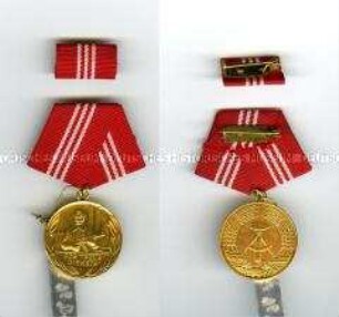 Medaille für treue Dienste in den Kampfgruppen der Arbeiterklasse mit Interimsspange in Gold