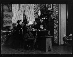 Ohne Titel (Hulda, Margarete, Heinrich, Hans, Walter u. a. am Tisch der Wohnung Sophie-Charlotten-Straße 88)