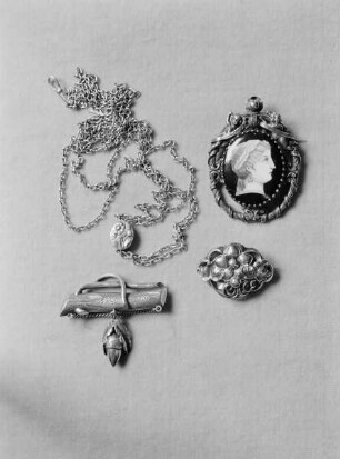 Gliederkette mit Blumenmedaillon