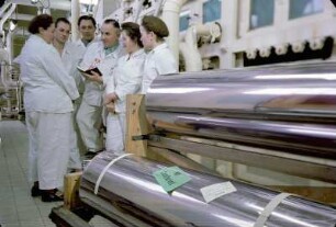 Arbeiter und Produktionsanlagen des VEB Filmfabrik Wolfen : Werbeaufnahme für die Marke ORWO des VEB Filmfabrik Wolfen