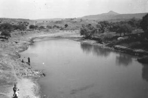 Fluss : Einige Personen am Ufer eines Flusses in Südafrika