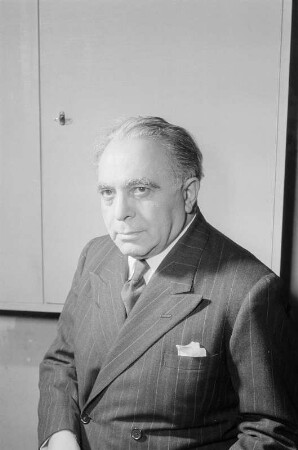 Porträt des Schriftstellers Louis Golding und Aufnahmen bei einer Lesung : Porträt von Louis Golding