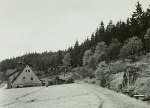 Raschau, Erzgebirgskreis, Neue Erzwäsche mit Kunstgraben und Stllenmundloch der Grube St. Catharina