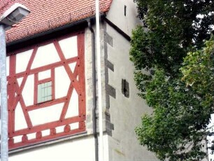 Langhaus (im Kern 15 Jh) von Nordwesten - Schlüsselloch-Schießscharte in Giebelseite des Speicherbodens (1545 aufgesetzt-Traufseiten in Fachwerk) sowie Schlitzscharte im Giebelbereich