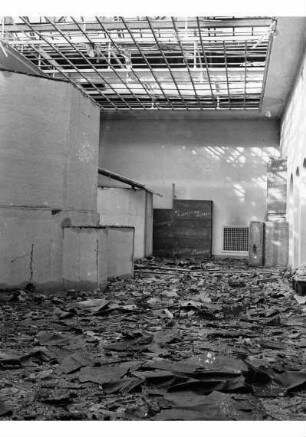 Zerstörter Mschatta-Saal des Museums für Islamische Kunst im Pergamonmuseum nach einem Bombentreffer
