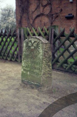 Ritzerau (Kreis Herzogtum Lauenburg): Grenzstein mit Lübecker Doppeladler und Inschrift "Freie u. Hansestadt Lübeck"