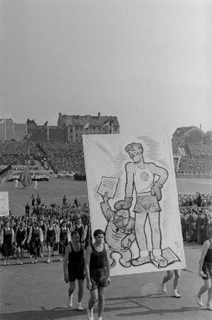 Sportlerparade im Walter-Ulbricht-Stadion : Sportler-Delegation im Paradezug beim Ausmarsch aus dem Stadion