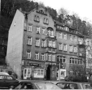 Bad Schandau, Poststraße 16. Wohnhaus mit Sparkasse (um 1905, zum Teil verändert). Straßenansicht von Südwesten