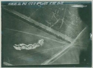 Foto der Fliegerübung "Windmühlenlager Ost" mit Schützenlinie (Luftbild)