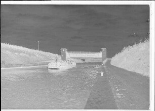 Staustufe Gerlachshausen-Volkach, Umgehungskanal. Hochwassersperrtor, dahinter Landstraßenbrücke bei Kanal-km 5,7.