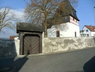 Ansicht von Südosten mit Kirche (im Kern 15 Jh) über Kirchhofmauer (Wehrgang im 18 Jh abgetragen)-Zugangstor 1708 erneuert
