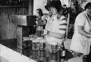 Frau beim Bierausschank