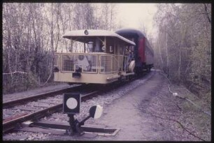 Lokomotive mit angehängter Maschine