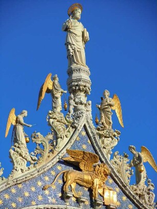 Venedig - Giebel der Markuskirche : Die Figur des Heiligen Markus und der Markuslöwe auf dem Giebel der Markuskirche. Aufgenommen am 23. Februar 2012 in Venedig