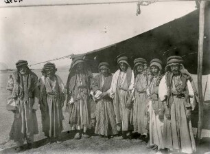 Beduinen/Turkmenen-Nomaden vor einem Zelt.