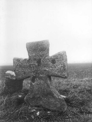 Steinkreuz : Niedergurig, Steinkreuz (Tatzenkreuz) mit Inschrift am Weg zum Gottlobsberg südwestlich des Ortes
