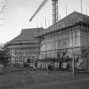 Amtsgericht: Königstraße: in Bau: Außenaufnahme: Rohbau mit Gerüsten, Plastikplanen: Dächer mit Lattung: Arbeiter: mehrere Palettengebinde mit Klinkern, Holzbalken, Pfützen: Baukran: im Vordergrund Straße Woldenhorn, Bauzaun