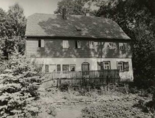 Grünhain-Beierfeld, Bockweg 9. Wohnhaus ("Bockgut") (bezeichnet 1826)