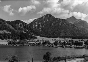 Fischhausen. Ortsteilansicht mit Brecherspitz (1683 m) über den Schliersee