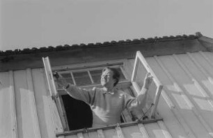 Roger Rössing aus einem Fenster gelehnt