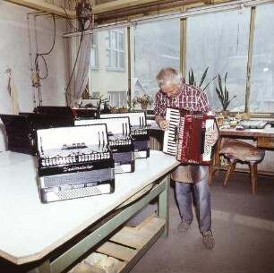 Klingenthal. VEB Klingenthaler Harmonikawerke. Harmonikabauer beim Prüfen eines Instruments