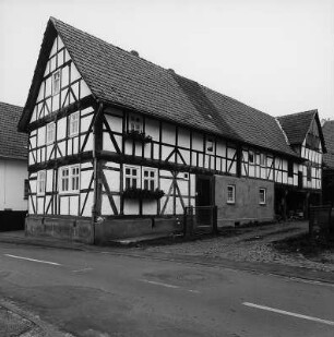 Wehretal, Hauptstraße 11