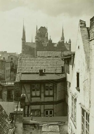 Danzig (Gdańsk). Blick vom Haus der Sternwarte zur Marienkirche