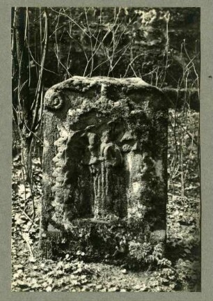alter Friedhof. Grabstein mit Madonna